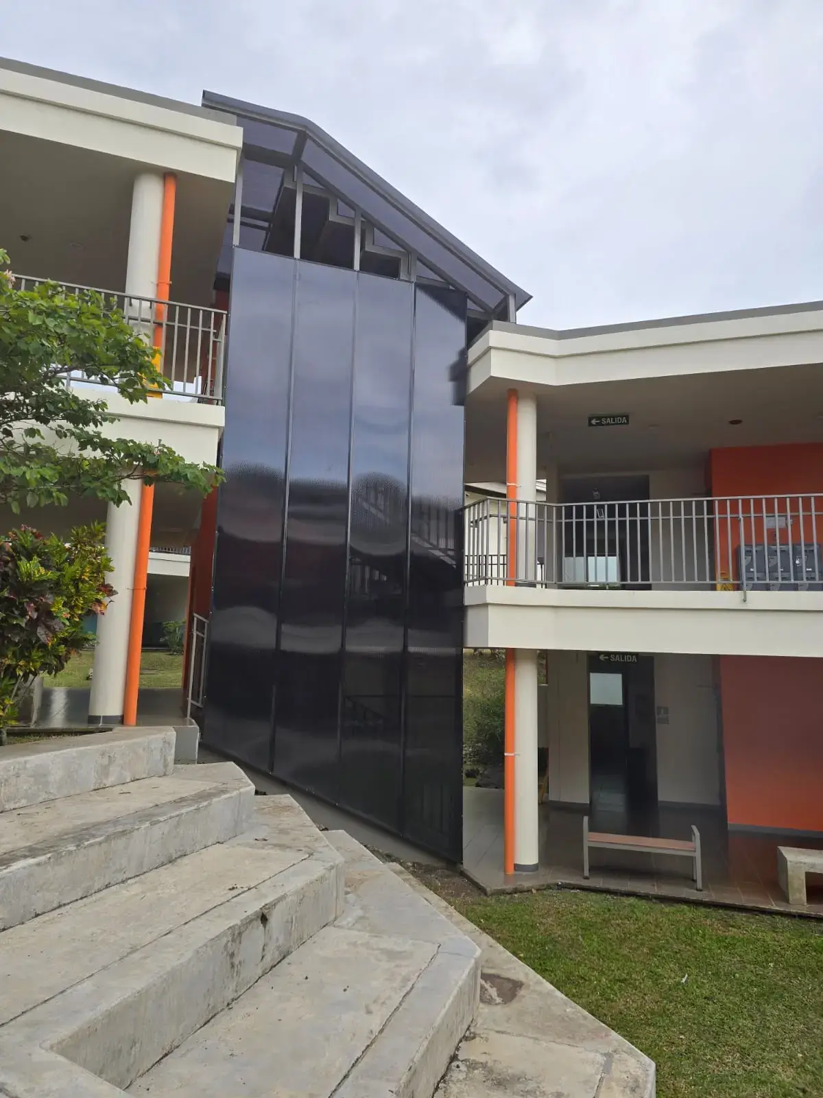 Cerramiento de Gradas en Policarbonato en San Rafael de Alajuela — foto 1 de 9