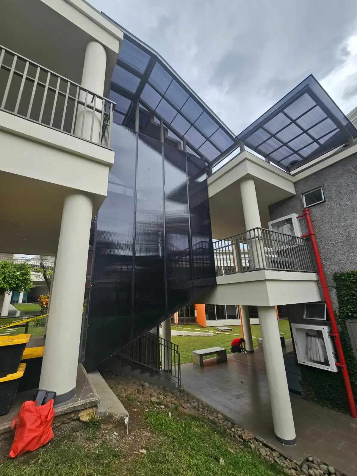 Cerramiento de Gradas en Policarbonato en San Rafael de Alajuela — foto 5 de 9