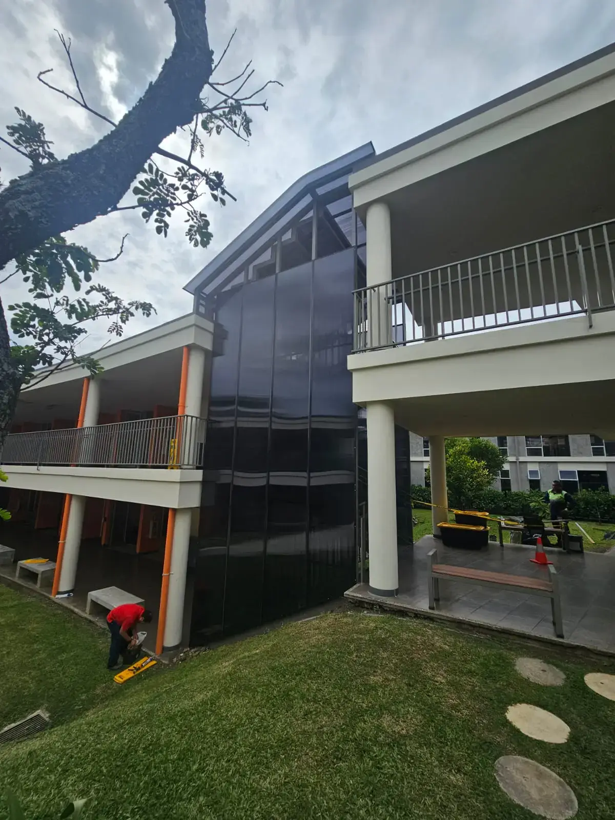 Cerramiento de Gradas en Policarbonato en San Rafael de Alajuela — foto 6 de 9