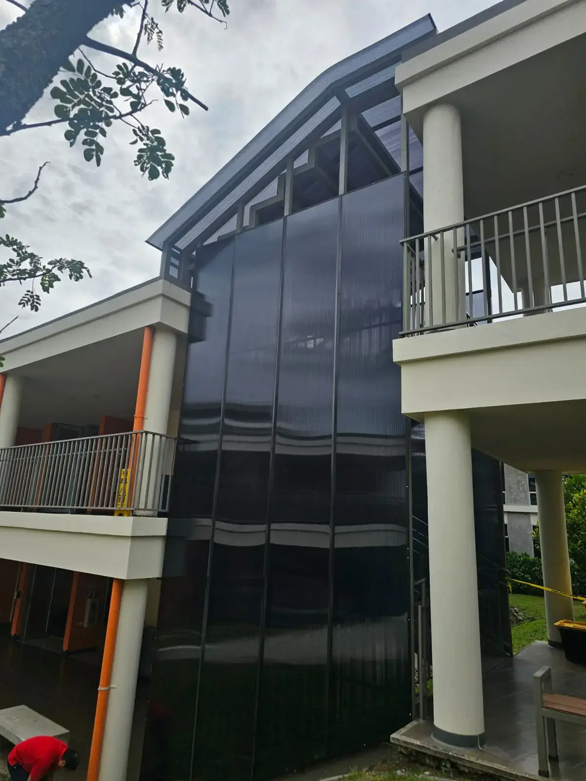 Cerramiento de Gradas en Policarbonato en San Rafael de Alajuela — foto 8 de 9