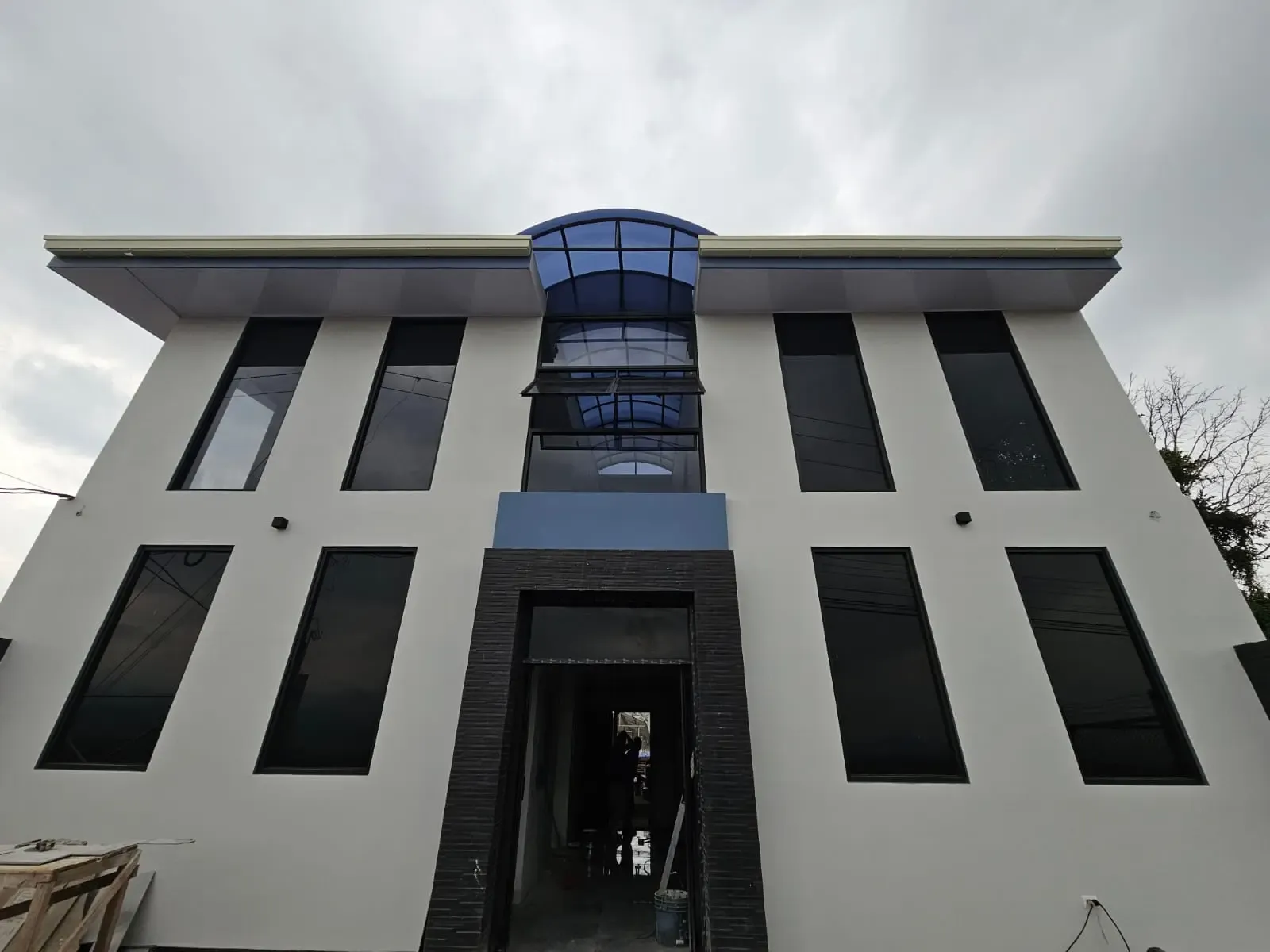 Edificio de oficinas de la nave industrial construida por GyN en Chilamate de Poás